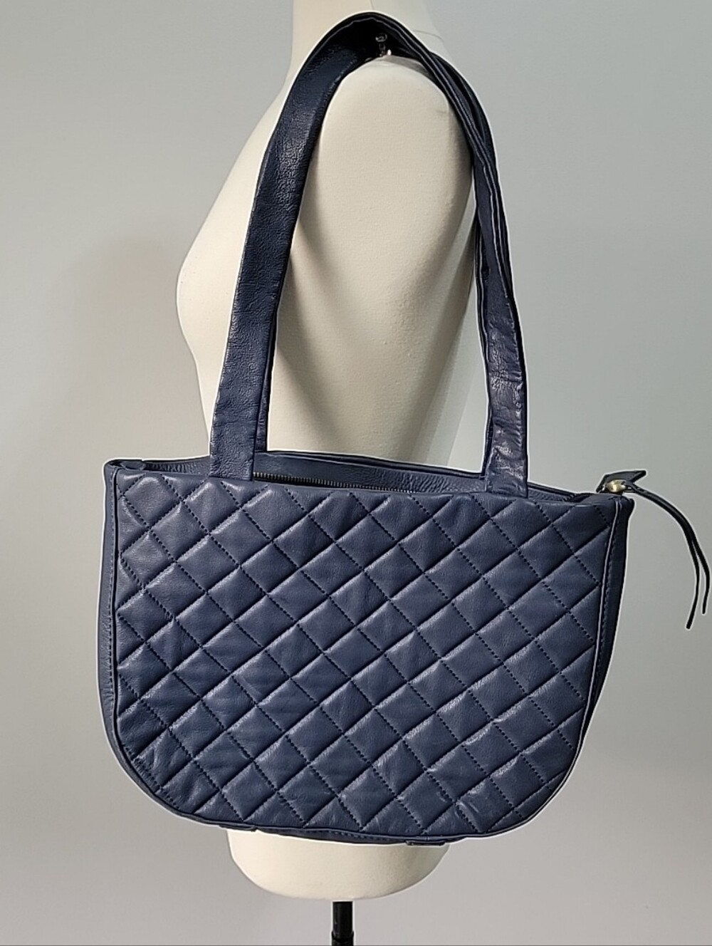 Hobo Navy Blue Medium Shoulder Bag Zip Closure Detachable Strap Pockets Gold EUC